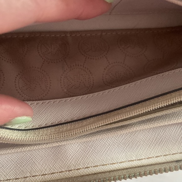 Some dirt due to wear by zipper, some dings on faceplate . Inside is very clean - Picture 4 of 4